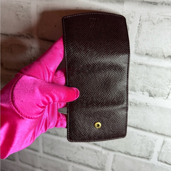 LOUIS VUITTON BORDEAUX COWHIDE LEATHER CUFFLINK POUCH IN UNUSED
AS NEW CONDITION - Picture 6 of 12